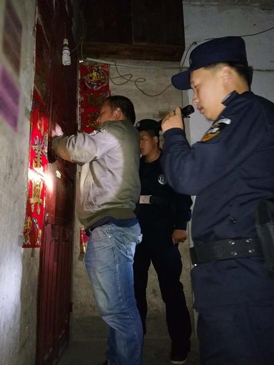 兴仁粗心妈妈误将幼女锁家中 民警全城寻开锁师傅开门