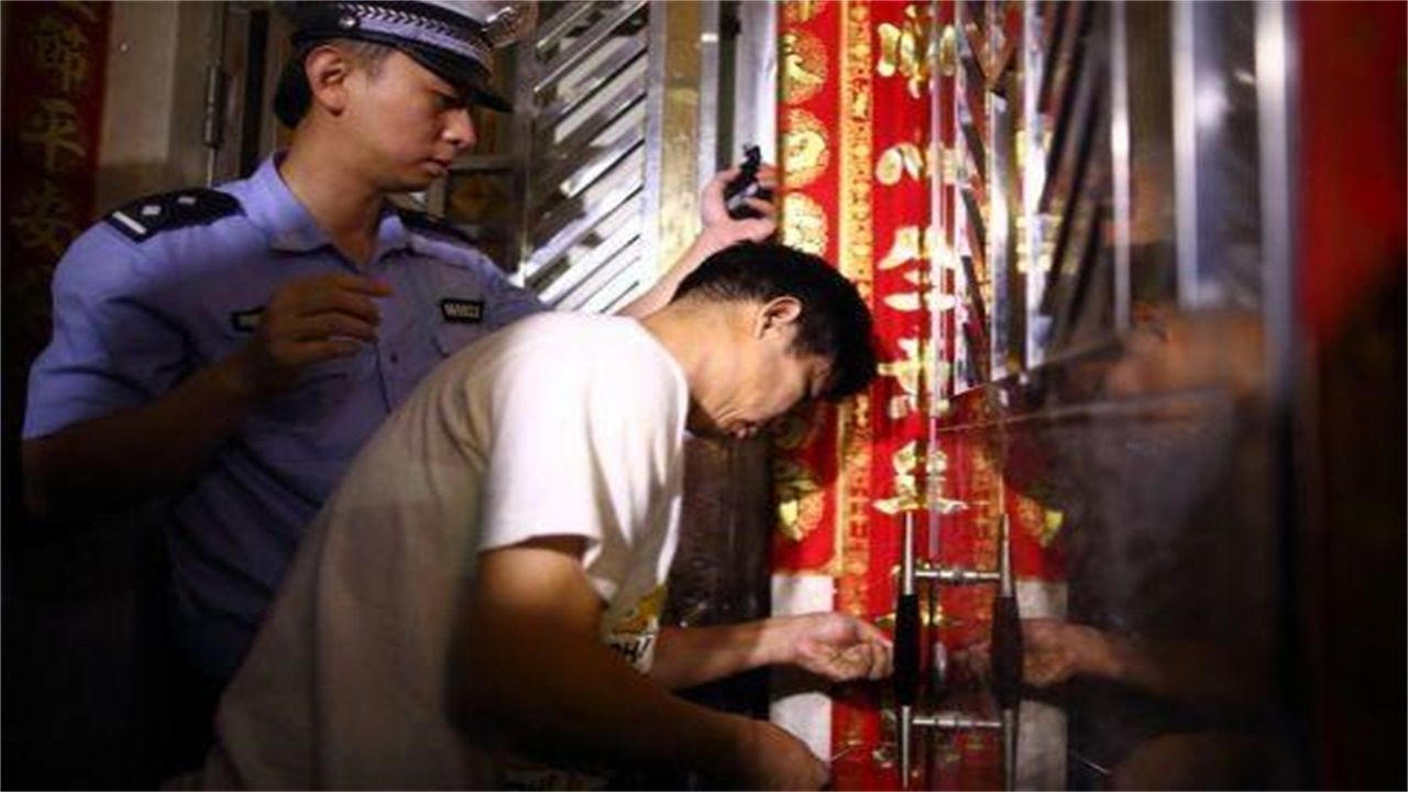 兴仁请开锁师傅开了锁后，师傅为什么一般都不进门，就算主人请也不进去？